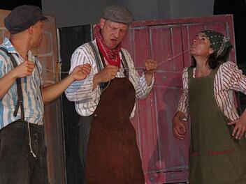 Magd Lina hat Zahnweh, aber - Michel (links) und Knecht Alfred haben da eine Idee ... Fotos: Monika Schütz