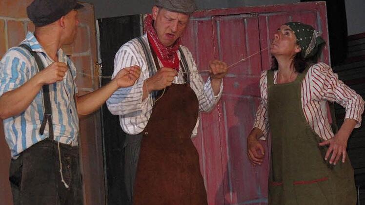 Magd Lina hat Zahnweh, aber - Michel (links) und Knecht Alfred haben da eine Idee ... Fotos: Monika Schütz