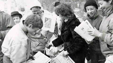 Nach dem Tunnel ein druckfrisches Tageblatt.