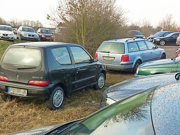 Überall, wo es irgendwie geht, werden auf dem Pendlerparkplatz bei Höchstadt-Ost Autos abgestellt. Foto: Andreas Dorsch
