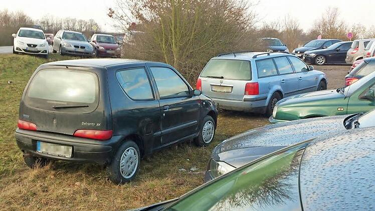 Überall, wo es irgendwie geht, werden auf dem Pendlerparkplatz bei Höchstadt-Ost Autos abgestellt. Foto: Andreas Dorsch