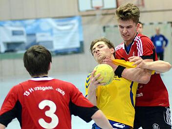 TS-Eigengewächs Marco Loncar (rotes Trikot) war - nicht zuletzt aufgrund seiner fünf Treffer - einer der wenigen Herzogenauracher, die beim Gastspiel in Schwarzenfeld positiv auffielen. Foto: herzopress/ASrchiv