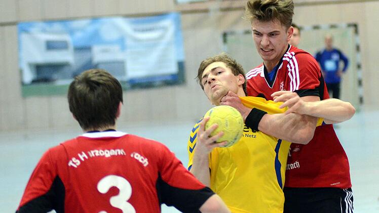 TS-Eigengewächs Marco Loncar (rotes Trikot) war - nicht zuletzt aufgrund seiner fünf Treffer - einer der wenigen Herzogenauracher, die beim Gastspiel in Schwarzenfeld positiv auffielen. Foto: herzopress/ASrchiv