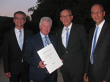 Aufsichtsrat Franz Büttner (2. von links) wurde mit der silbernen Ehrennadel des Genossenschaftsverbandes Bayern geehrt. Zu den ersten Gratulanten zählten die Vorstände Michael Kaiser (neu, von links), Hans Beudert und Rainer Geis. Foto: Beatrix Lieb