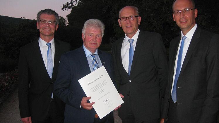Aufsichtsrat Franz Büttner (2. von links) wurde mit der silbernen Ehrennadel des Genossenschaftsverbandes Bayern geehrt. Zu den ersten Gratulanten zählten die Vorstände Michael Kaiser (neu, von links), Hans Beudert und Rainer Geis. Foto: Beatrix Lieb