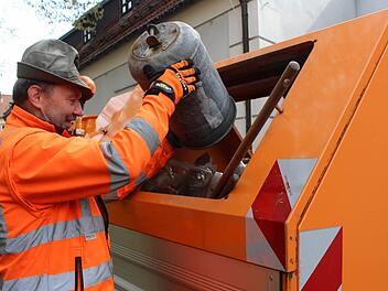 Peter Luksch leert die Mülleimer am Marienplatz. Besonders zur Eisdielenzeit sind die bis oben hin voll. Foto: Lisa Kieslinger