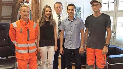 Seit September im Dienst der Stadt Kulmbach (v. l.): Johannes B&ouml;hner, Luisa Schicker, Marvin Hilpert und Manuel M&uuml;ller zusammen mit OB Henry Schramm. Fotos: Stadt