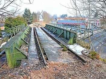 Die Eisenbahnbrücke über die Coburger Straße wird nicht mehr gebraucht und daher abgerissen. Foto: Rainer Lutz