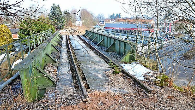 Die Eisenbahnbrücke über die Coburger Straße wird nicht mehr gebraucht und daher abgerissen. Foto: Rainer Lutz