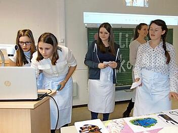 Emilia, Julia, Anna, Laura und Lily (v. l.) in der Schule