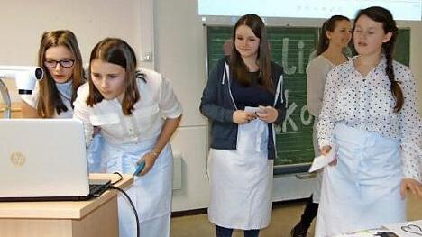 Emilia, Julia, Anna, Laura und Lily (v. l.) in der Schule