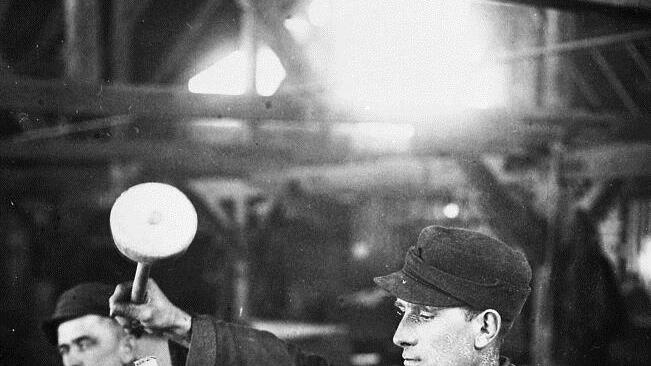 Mühevolles und monotones Arbeiten in den Spalthütten der großen Schieferbrüche. Die Aufnahme entstand 1925 auf dem Oertelsbruch.