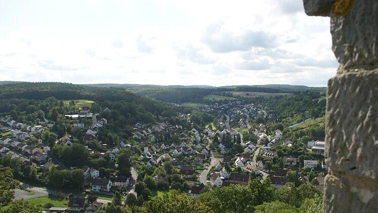 Dieser Blick von der Wallburg auf Teile von "Eltmann Süd" zeigt beispielhaft, dass Eltmann in seiner baulichen Entwicklung an seine topographischen Grenzen stößt.Sabine Weinbeer