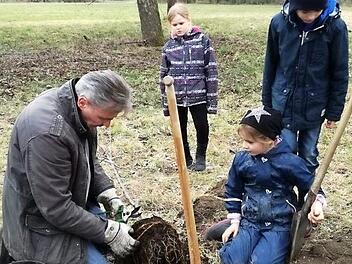 Bäume erkennen und Apfelbäume pflanzen auf einer Streuobstwiese waren Teil der Kinderaktion im Rahmen des Landeswettbewerbs der Obst- und Gartenbauvereine.  Foto: Mathias Erlwein