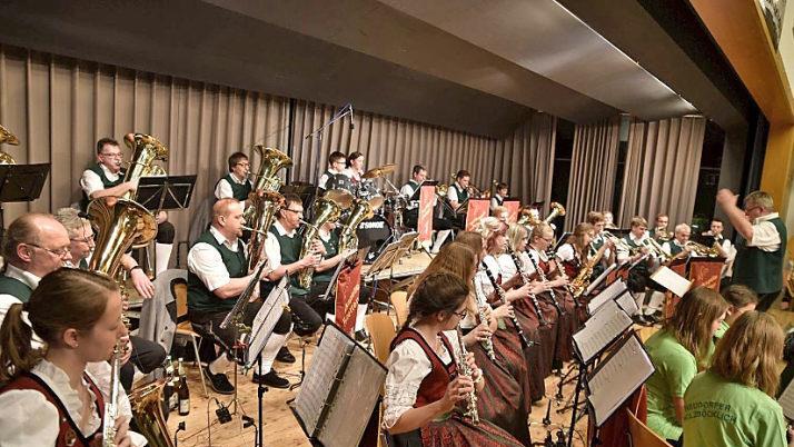 Einen gelungenen Abend der Blasmusik gestaltete die gastgebende Blaskapelle Hofstetten.  Fotos: sn