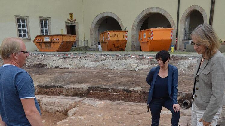 Archäologe Marco Goldhausen  mit Bauamtsleiterin Silke Stadter und Zweiter Bürgermeisterin Renate Schroff