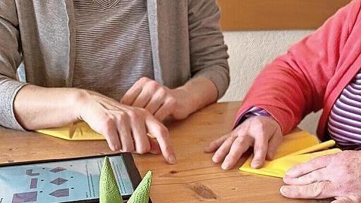 Basteln gelingt nach digitaler Anleitung.