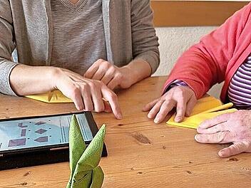 Basteln gelingt nach digitaler Anleitung.