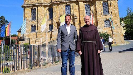 Mario Sch&ouml;nwald (l.) ist der neue stellvertretende Vorsitzende beim Verein &bdquo;Freunde und F&ouml;rderer der Basilika Vierzehnheiligen&ldquo;. Guardian Pater Maximilian gratulierte.