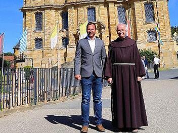Mario Schönwald (l.) ist der neue stellvertretende Vorsitzende beim Verein „Freunde und Förderer der Basilika Vierzehnheiligen“. Guardian Pater Maximilian gratulierte.
