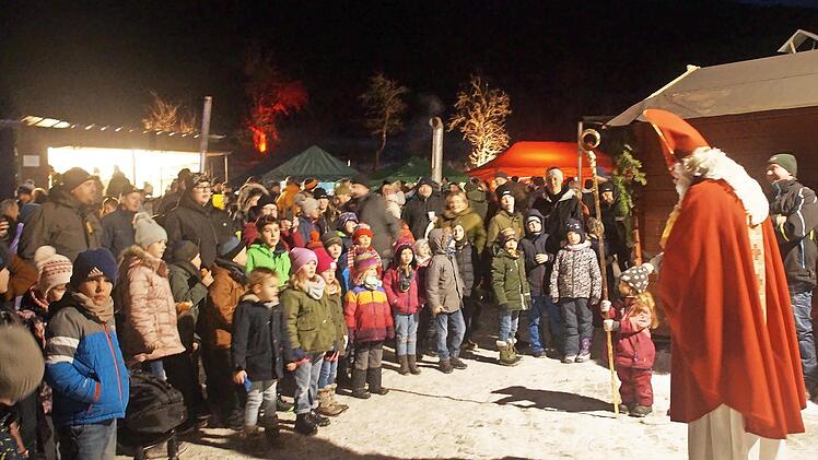 Der Nikolaus aus Buttenheim beschenkte die Kinder.