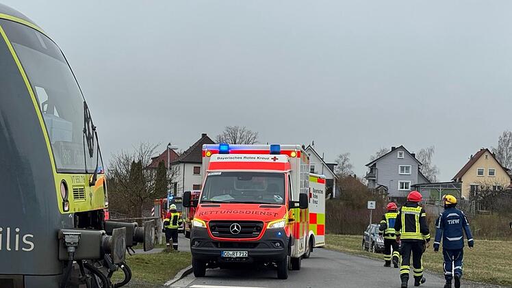 Wiesenfeld: Auto kollidiert mit Zug - Strecke gesperrt