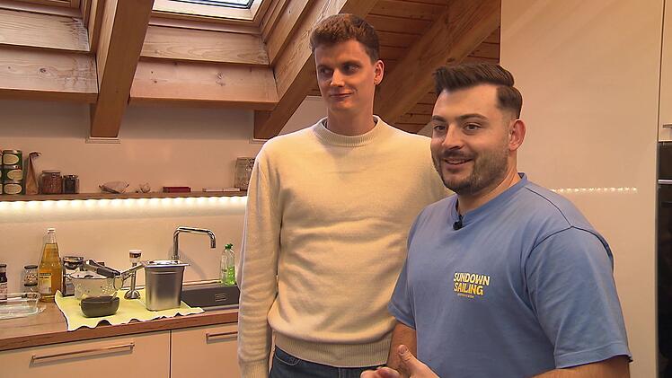 Joshua (rechts) bekommt seelischen R&uuml;ckhalt von seinem Freund Manuel.
