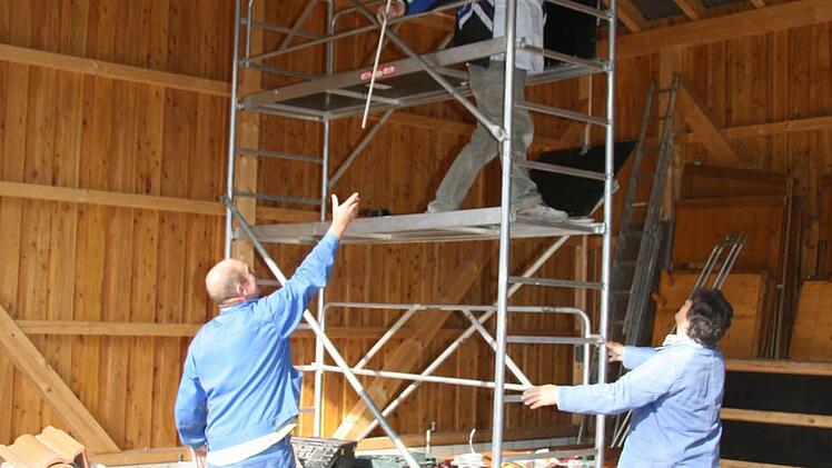 Ein mobiles Gerüst ist für das Verlegen der langen Kabelstränge hilfreich.