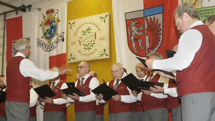 Gastgeber war der Männergesangverein Ebenhausen unter Dirigent Kurt Distler (links).  Fotos: Stefan Geiger