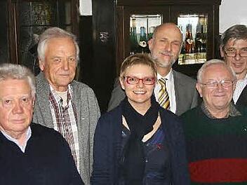 Seit 40 Jahren gehören Bernd Dörfler und Peter Knopp (von links) der SPD an, ebenso Gustav Brand (2. von rechts). Dafür dankte ihnen MdL Sabine Dittmar (Mitte) zusammen mit Oberbürgermeister Kay Blankenburg und Ortsvereinschef Armin Fischer (rechts). Foto: Bernd Czelustek