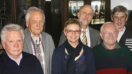 Seit 40 Jahren gehören Bernd Dörfler und Peter Knopp (von links) der SPD an, ebenso Gustav Brand (2. von rechts). Dafür dankte ihnen MdL Sabine Dittmar (Mitte) zusammen mit Oberbürgermeister Kay Blankenburg und Ortsvereinschef Armin Fischer (rechts). Foto: Bernd Czelustek