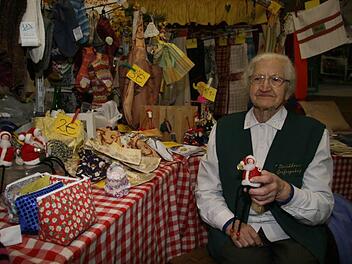 Johanna Hübner (87) vom Strickkreis Grafengehaig zeigt die kleinen handgemachten Nikoläuse. Es sind Kantensitzer, die auch garantiert sitzen bleiben