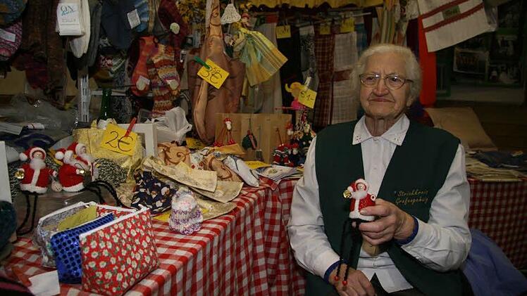 Johanna Hübner (87) vom Strickkreis Grafengehaig zeigt die kleinen handgemachten Nikoläuse. Es sind Kantensitzer, die auch garantiert sitzen bleiben