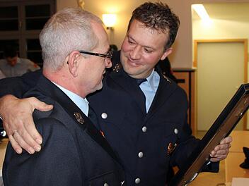 Der Vorsitzende der Rödelseer Feuerwehr, Thomas Heß, überreicht seinem Vorgänger Norbert Goll die Ernennungsurkunde zum Ehrenvorsitzenden. Fotos: Siegfried Thomas