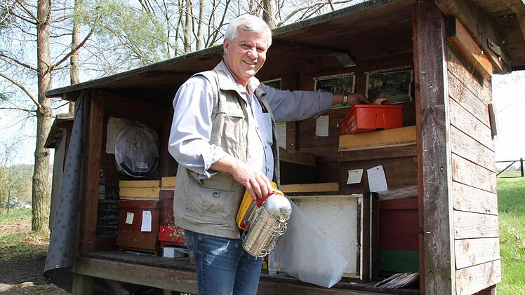 Stefan Ruppenstein am Lehrbienenstand im Garten des Lichtenfelser Imkervereins
