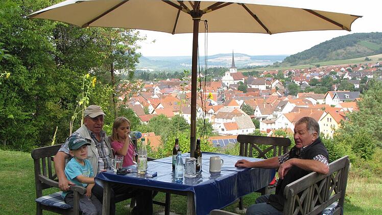 Paul Uebel (links) und seine Enkelkinder Leonhard und Elena genießen mit Werner Heid das Ausruhen am Dorfblick Fotos: .Ludwig Deschner