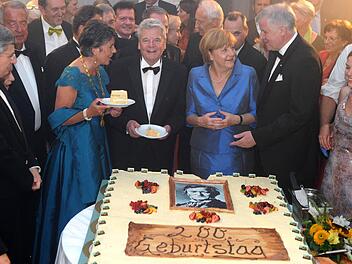 Oberbürgermeisterin Brigitte Merk-Erbe (links), Bundespräsident Joachim Gauck, Bundeskanzlerin Angela Merkel (CDU) und der bayerische Ministerpräsident Horst Seehofer (CSU) beim Staatsempfang zur 102. Bayreuther FestspielEröffnung. Foto: Tobias Hase/dpa