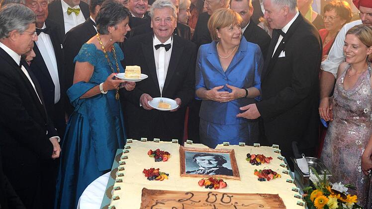 Oberbürgermeisterin Brigitte Merk-Erbe (links), Bundespräsident Joachim Gauck, Bundeskanzlerin Angela Merkel (CDU) und der bayerische Ministerpräsident Horst Seehofer (CSU) beim Staatsempfang zur 102. Bayreuther FestspielEröffnung. Foto: Tobias Hase/dpa