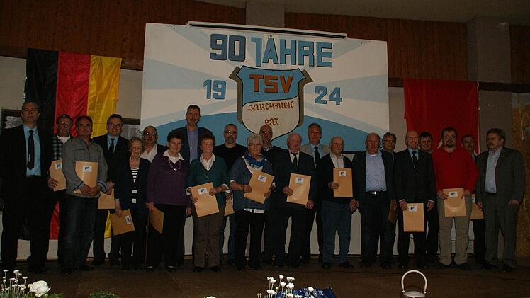 Fast der gesamte Vorstand gehörte zur Gruppe der für 40 Jahre Treue zum Verein Geehrten.