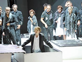 Als Orpheus beeindruckt Verena Usemann in Glucks Oper "Orpheus und Eurydike" (im Hintergrund: der Chor des Landestheaters. Fotos: Jochen Berger