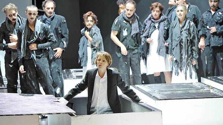 Als Orpheus beeindruckt Verena Usemann in Glucks Oper "Orpheus und Eurydike" (im Hintergrund: der Chor des Landestheaters. Fotos: Jochen Berger