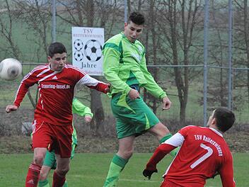 Klare Machtverhältnisse: Nichts zu bestellen hatte der TSV Reiterswiesen gegen den SV Ramsthal. Hier spielt SV-Stürmer Sascha Ott seine Größenvorteile aus gegen die TSV-Kicker Florian Kiesel (links) und Fabian Reith. Foto: Hopf