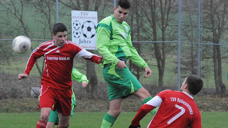 Klare Machtverhältnisse: Nichts zu bestellen hatte der TSV Reiterswiesen gegen den SV Ramsthal. Hier spielt SV-Stürmer Sascha Ott seine Größenvorteile aus gegen die TSV-Kicker Florian Kiesel (links) und Fabian Reith. Foto: Hopf