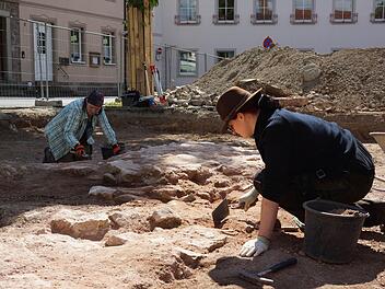 Romy Dworazik und Christina Günther legen Mauerreste frei.Foto: Arkadius Guzy