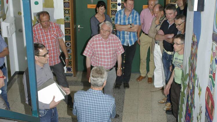 Wo soll der künftige Plattform-Lift hin? René Müller (l.) vom Architekturbüro Müller muss die Bedürfnisse, die baulichen Voraussetzungen und die Brandschutzrichtlinien unter einen Hut bringen. Foto: Winfried Ehling