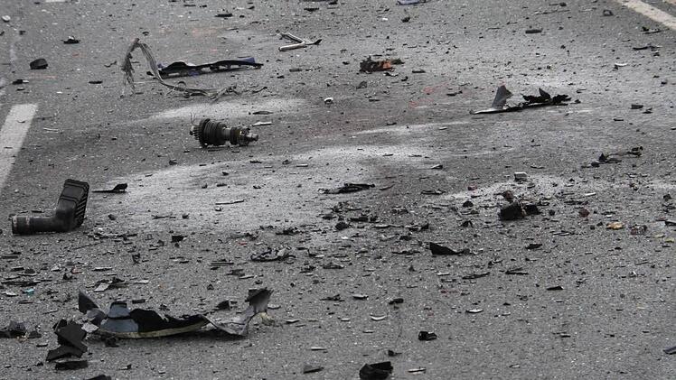 Die Straße war mit Trümmerteilen übersät. Foto: Jürgen Gärtner