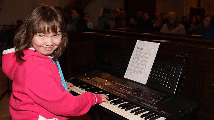 Kess und selbstbewusst spielte Julina Rupp "Wir sagen euch an den lieben Advent" auf dem Keyboard. Foto: Sonja Adam