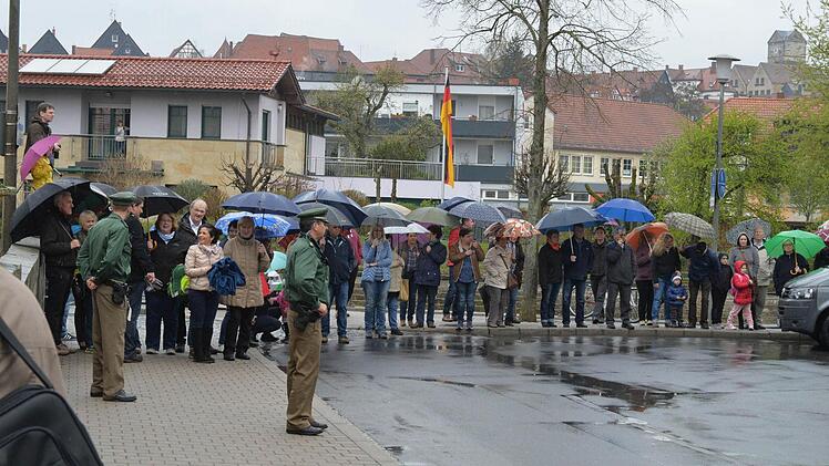 Trotz des schlechten Wetters kamen viele Bürger, um einen Blick auf ihren Bundespräsidenten zu erhaschen.