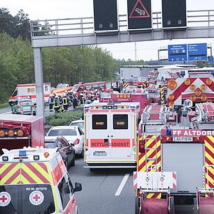Vier Tote bei furchtbarem Unfall auf A6 - Lkw rast in Stauende