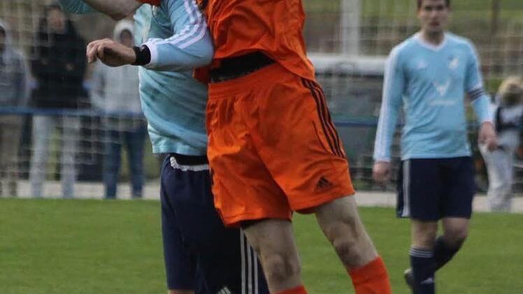 Manuel Baumer (re.) geht ins Kopfballduell mit dem Ebser Joker Klaus Kainer.
